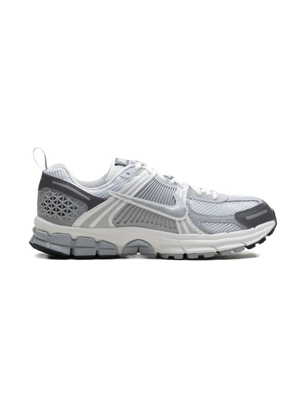 Nike Zoom Vomero 5 Pure Platinum Metallic Silver (GS) size 5Y