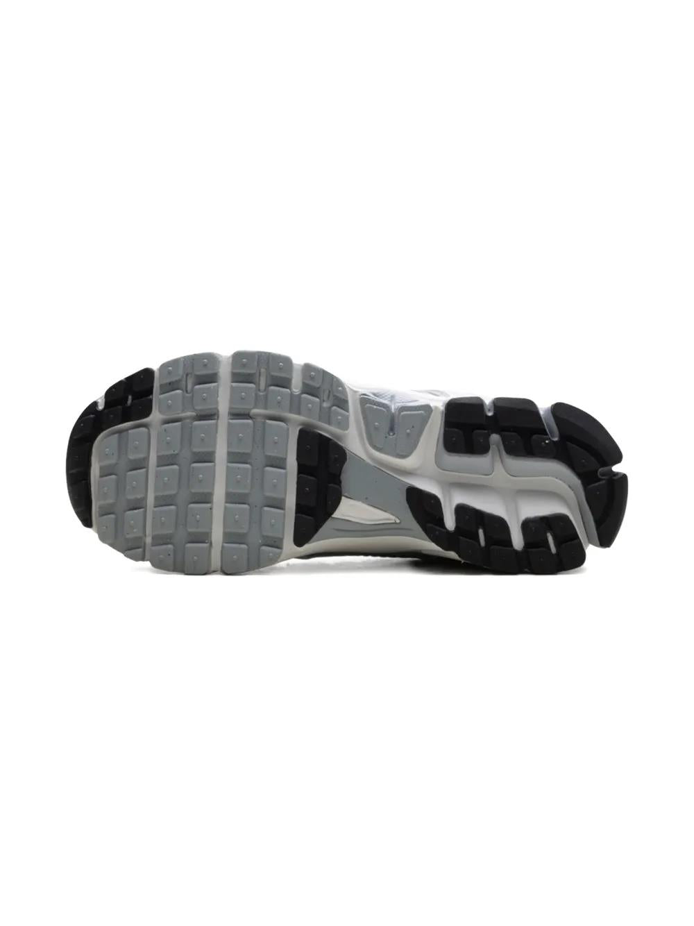 Nike Zoom Vomero 5 Pure Platinum Metallic Silver (GS) size 5Y