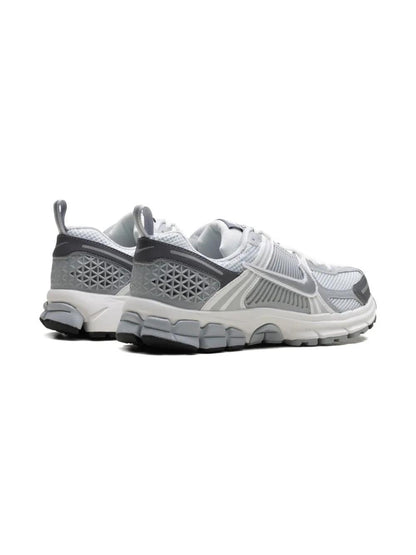 Nike Zoom Vomero 5 Pure Platinum Metallic Silver (GS) size 5Y