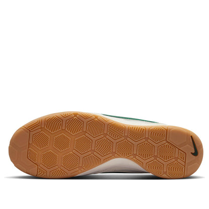 Nike Gato 
Sail Stadium Green Fir