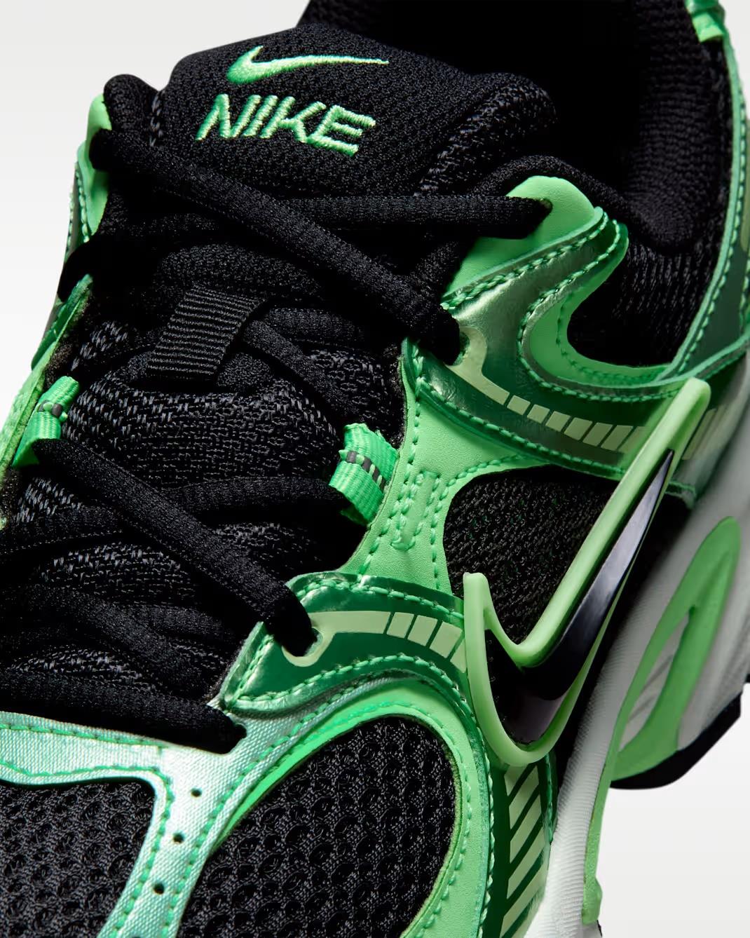 Nike V5 RNR 
Women's Shoes with Reflective Accents