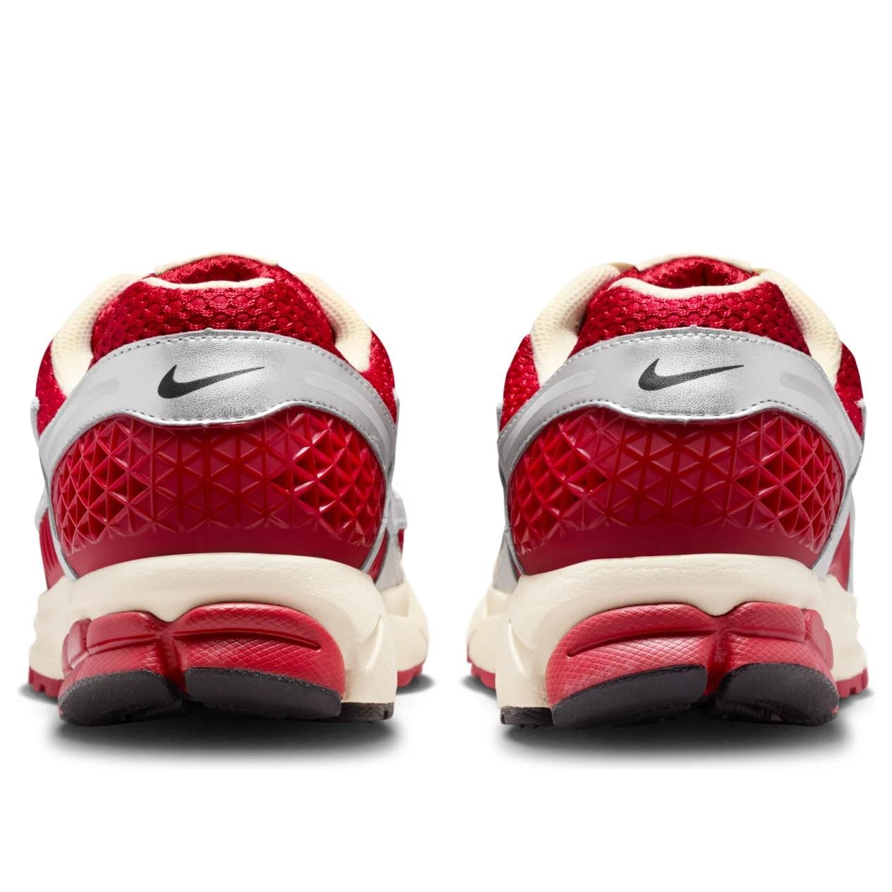Nike Zoom Vomero 5 
Gym Red Chrome
